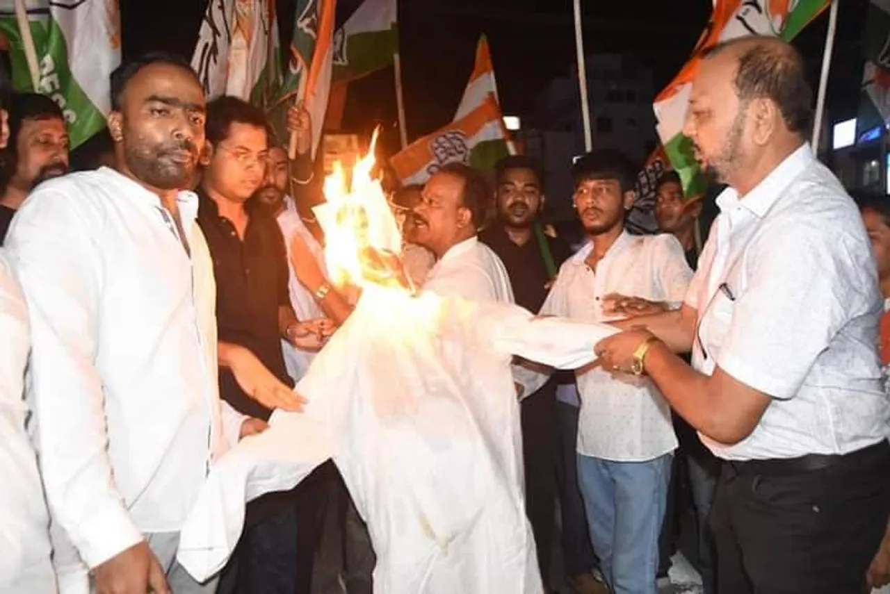 পোড়ানো হল মানিক সাহার কুশপুতুল