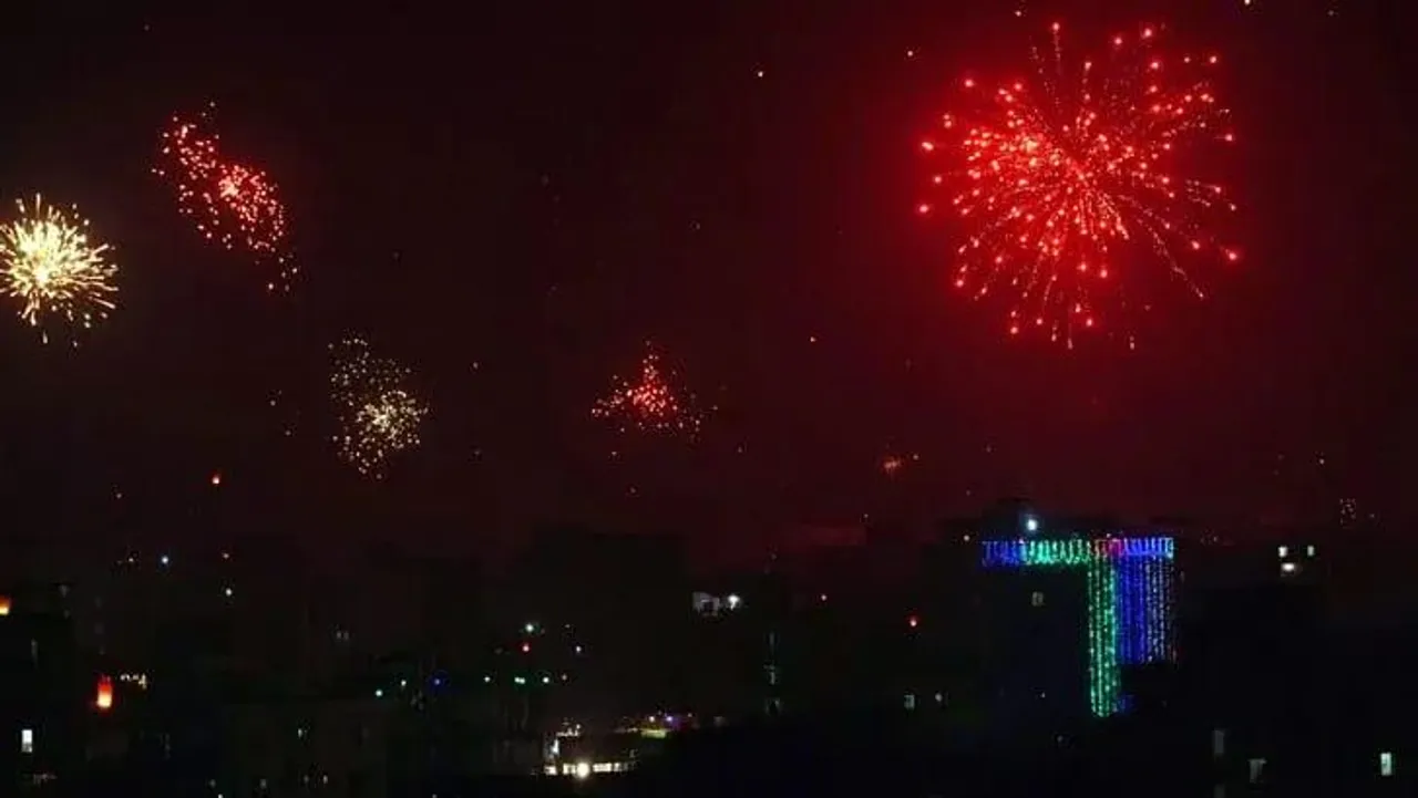 আতশবাজির আলোয় বিজয়ের প্রথম প্রহরকে বরণ