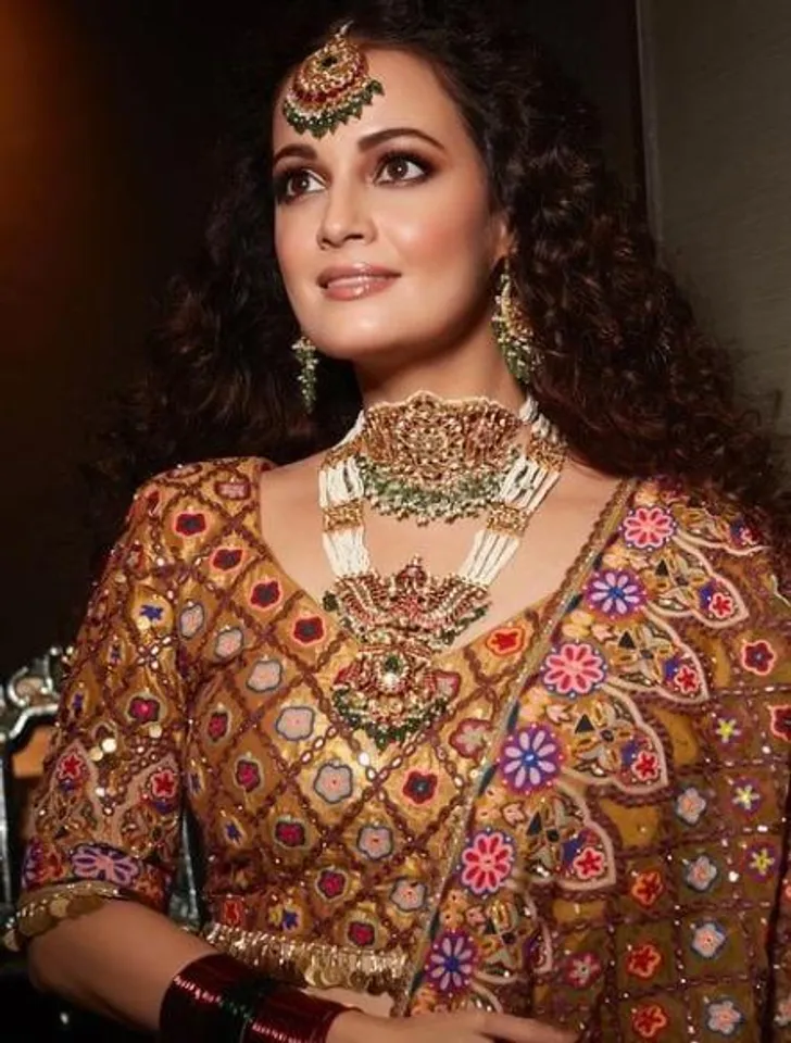 ছেলেকে সঙ্গে নিয়ে বিজয়ার শুভেচ্ছা জানালেন দিয়া মির্জা