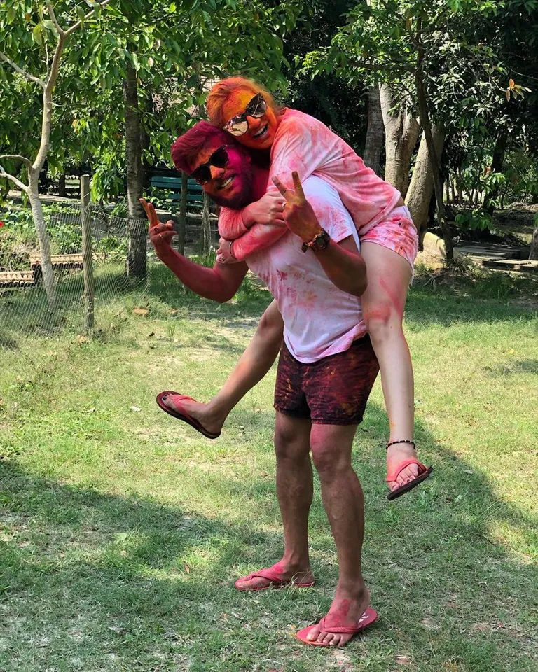 টলিপাড়ায় হোলিতে রাজ শুভশ্রী