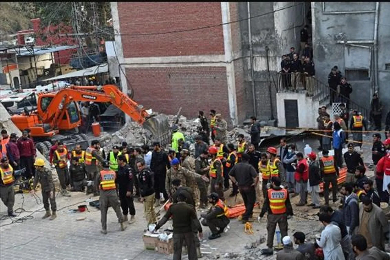 পেশোয়ারে মসজিদে আত্মঘাতী বোমা হামলা, নিহত বেড়ে ৬৩