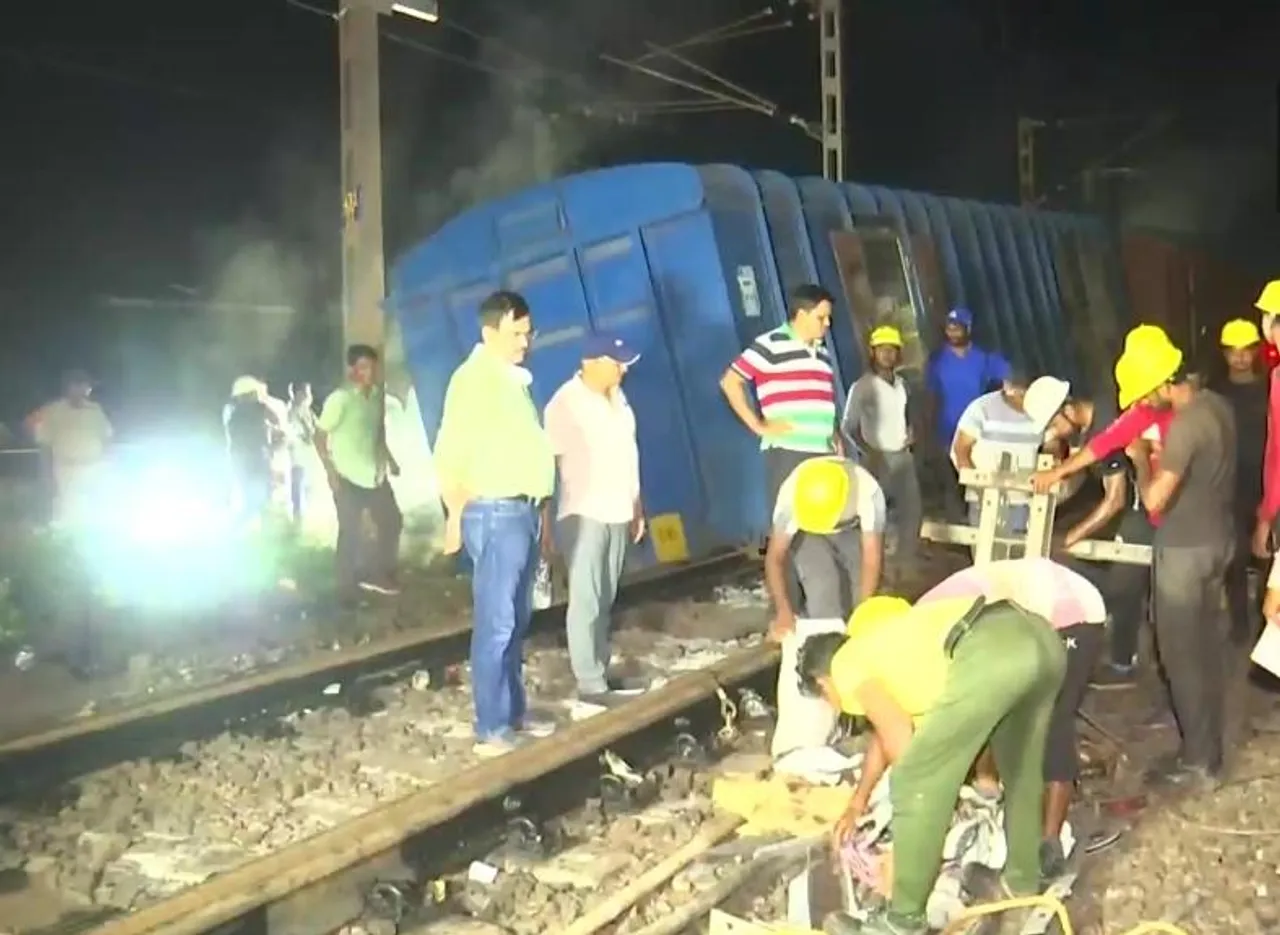 লাইনচ্যুত মালগাড়ি, ব্যাহত রেল পরিষেবা