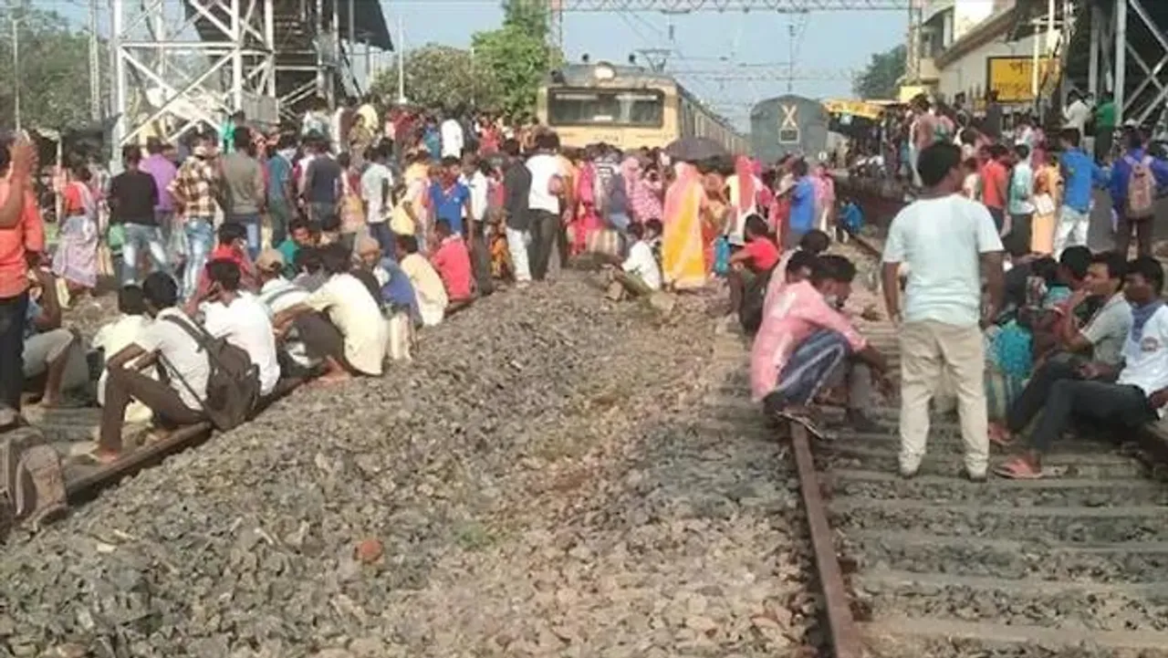 ঠাকুরনগর স্টেশনে ভোর  থেকে অবরোধ ফুল ব্যবসায়ীদের