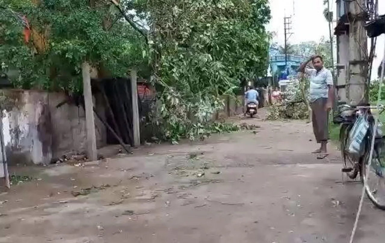 ২ মিনিটের ঝড়ে লন্ডভন্ড এলাকা