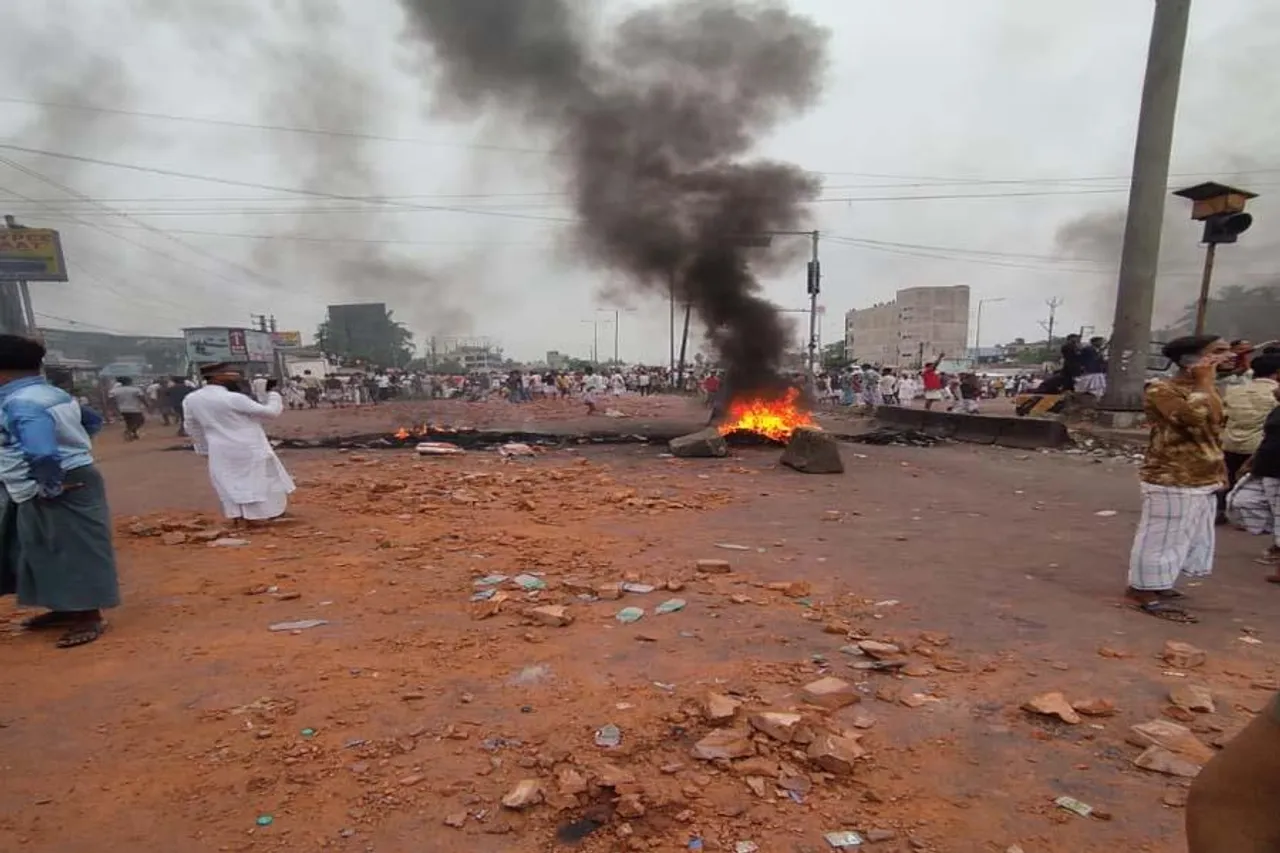১০ ঘণ্টার বেশি সময় ধরে অবরোধ, জল ও খাবার না পেয়ে দুর্ভোগ