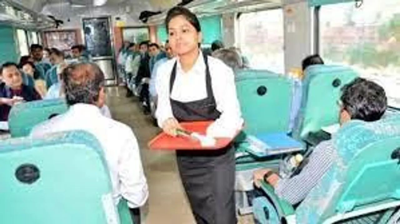 এবার ট্রেনেও মিলবে রেল–সেবিকা