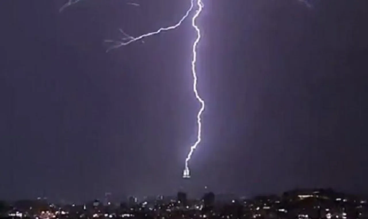 মক্কার ক্লক টাওয়ারে বজ্রপাত, ভাইরাল ভিডিও