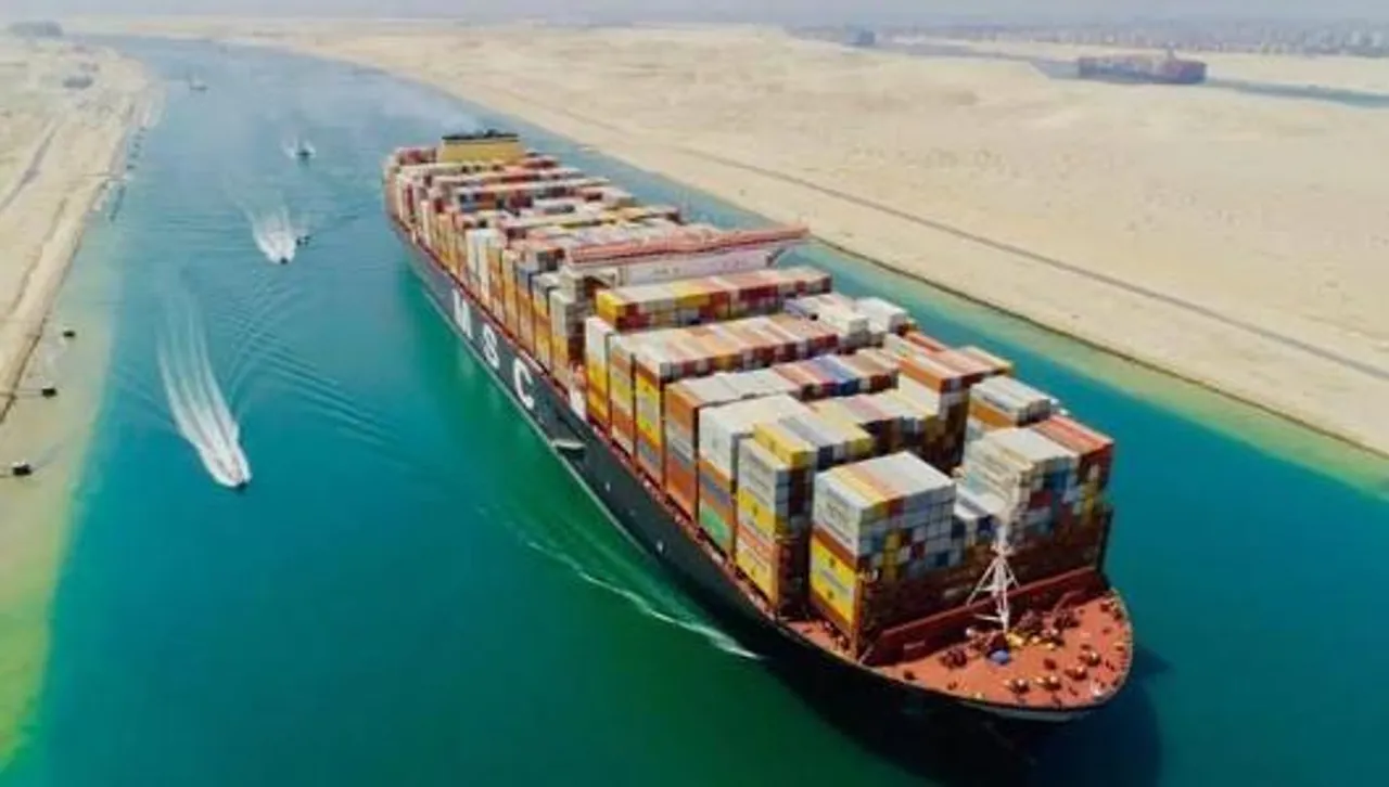মিশরের সুয়েজ খালে কন্টেইনার জাহাজ ভেঙ্গে গেছে