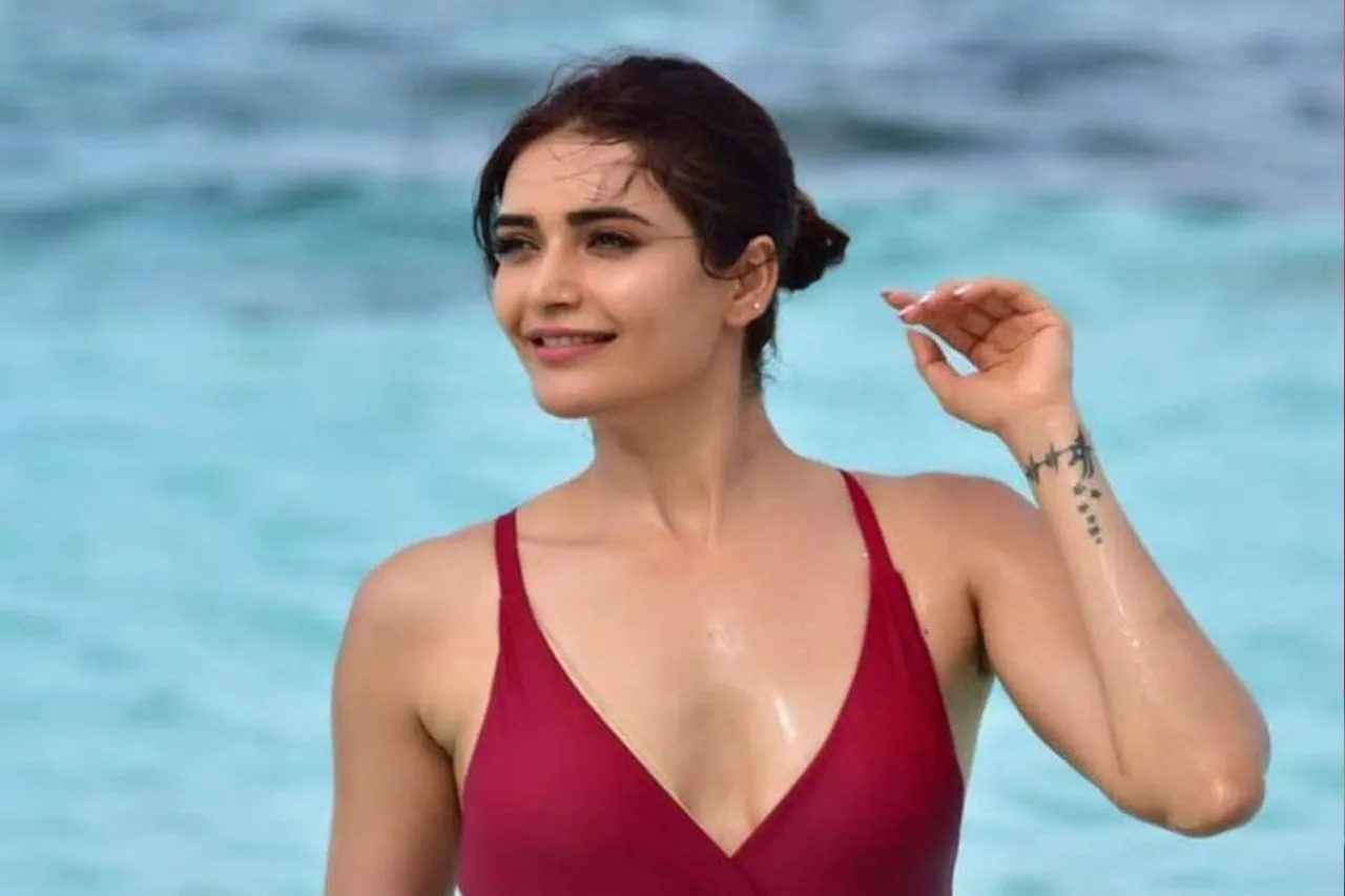 নিজেকে মোহের সুতোয় বাঁধলেন কারিশ্মা