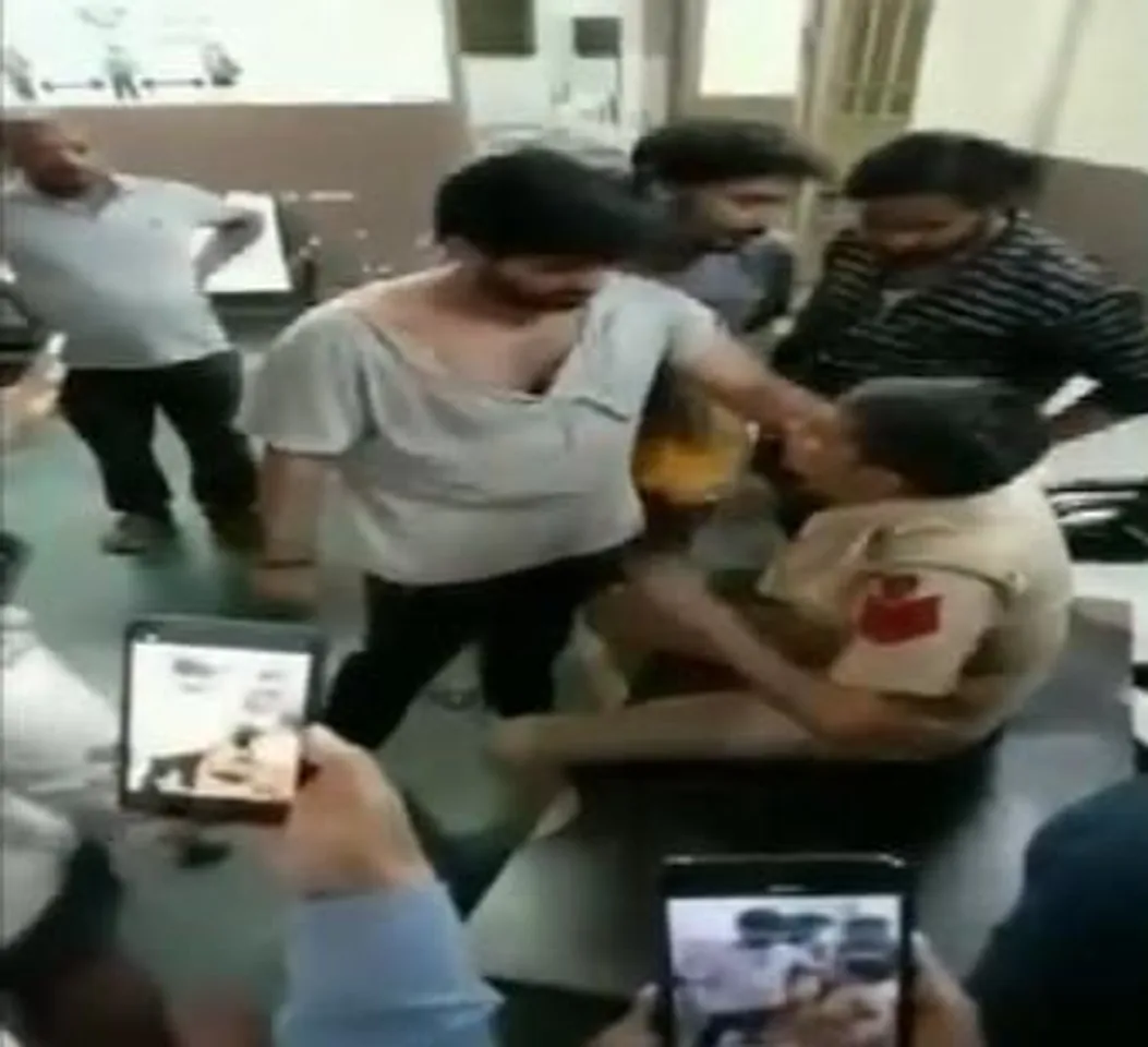 থানায় ঢুকে কনস্টেবলকে ব্যাপক মারধর, ভিডিয়ো করলেন সহকর্মী!