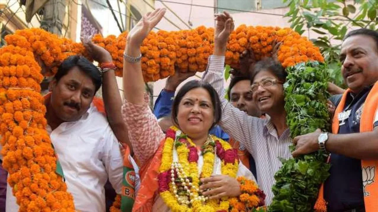 কেন কেজরিওয়াল কাগজপত্রে সই করতে তাড়াহুড়ো করেছিলেন, প্রশ্ন মীনাক্ষী লেখির