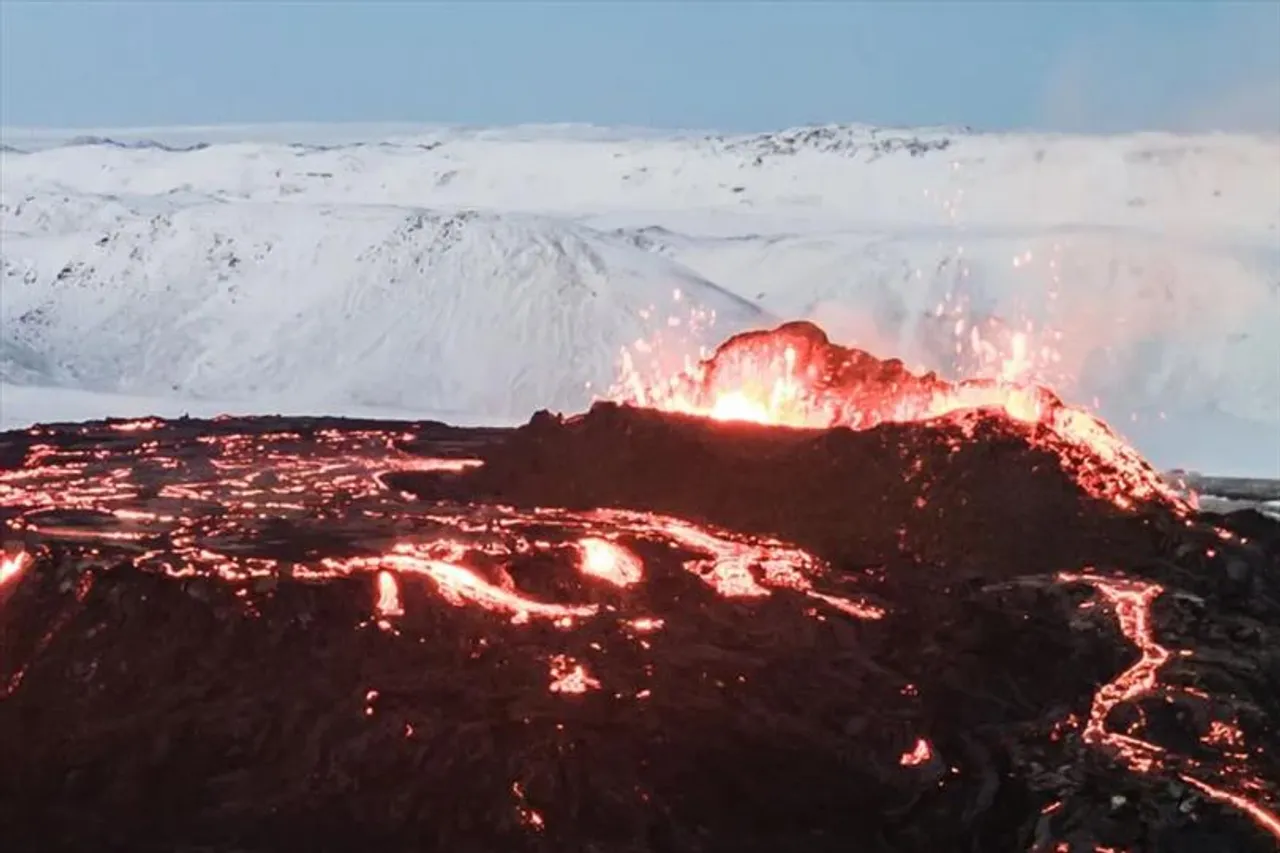 বারংবার ভূমিকম্প থেকে বাড়ছে অগ্ন্যুৎপাতের আশঙ্কা