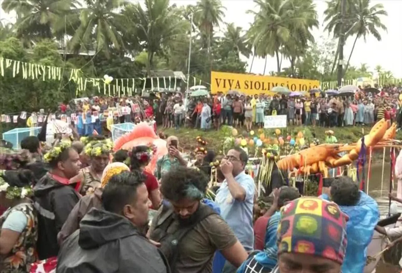 রঙের মেলায় সাজানো নৌকাযাত্রা দেখতে সাও জোয়াও উৎসবে সামিল গোয়ার অধিবাসীরা