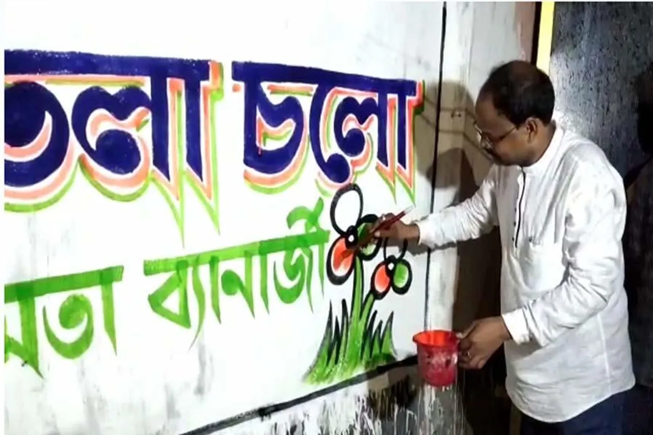 রং-তুলি হাতে প্রচার শুরু করলেন চন্দ্রকোনা বিধানসভার বিধায়ক অরুপ ধাড়া