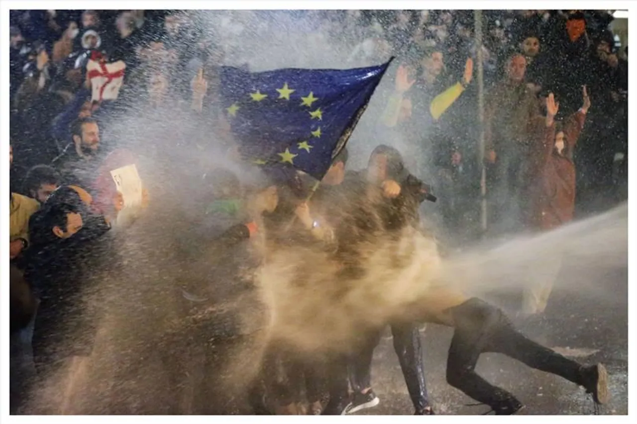 ইউক্রেনের পতাকা নিয়ে ফের  জর্জিয়ায়  হাজার হাজার মানুষের বিক্ষোভ