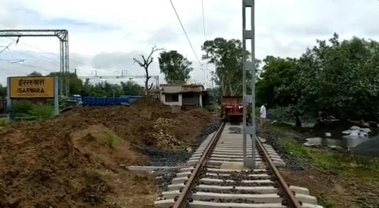 রেল লাইনের মাঝে বিদ্যুতের খুঁটি!