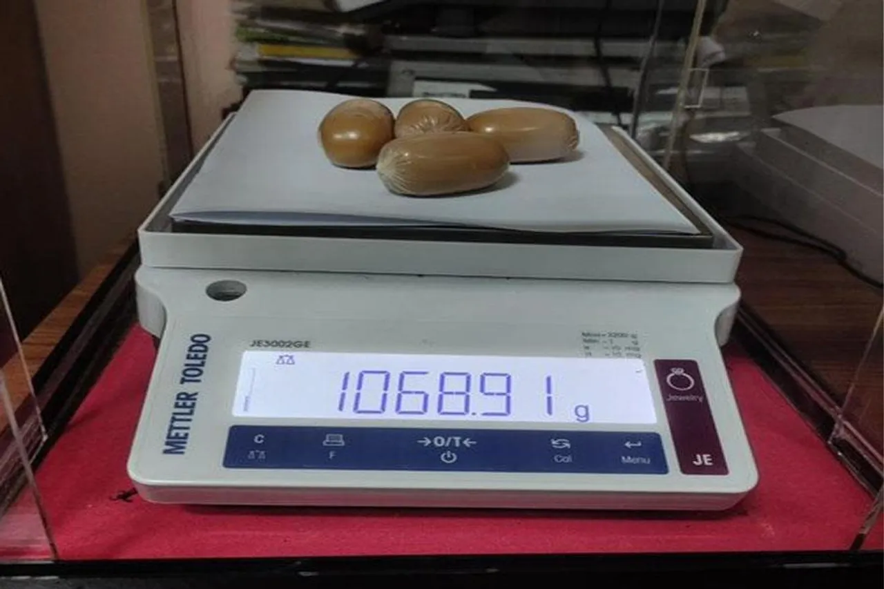 শরীরের ভেতর সোনা পাচারের আগেই হাতেনাতে পাকড়াও ব্যক্তি