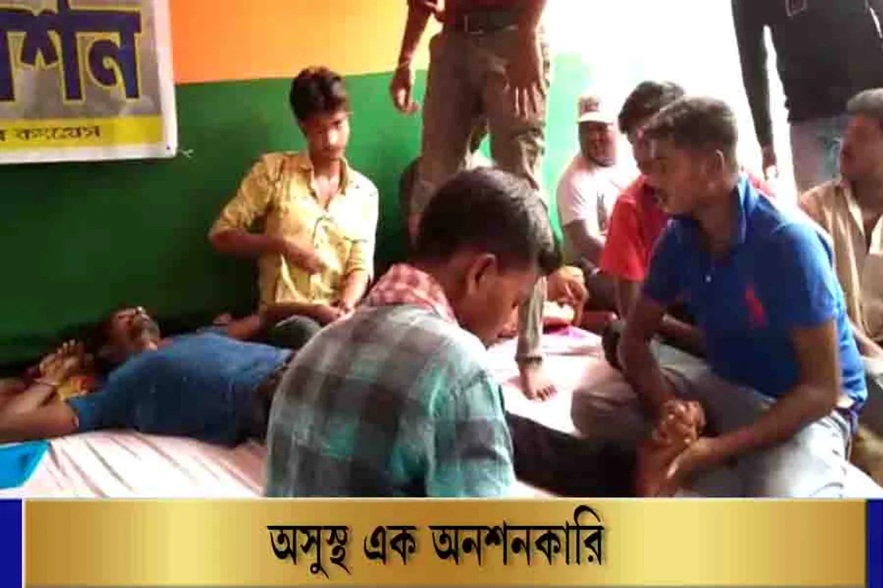 আমরণ অনশন মঞ্চে গুরুতর অসুস্থ এক যুবক