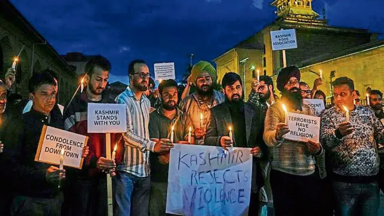 Kashmiri Pandit Delegation Pays Tribute in Pahalgam, Calls for Peace and Unity