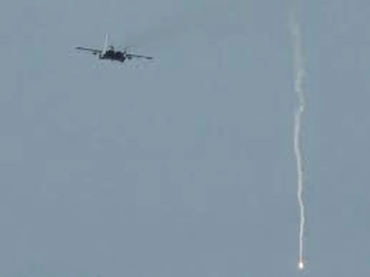 ​Israel strikes Gaza after fire balloons, border clashes