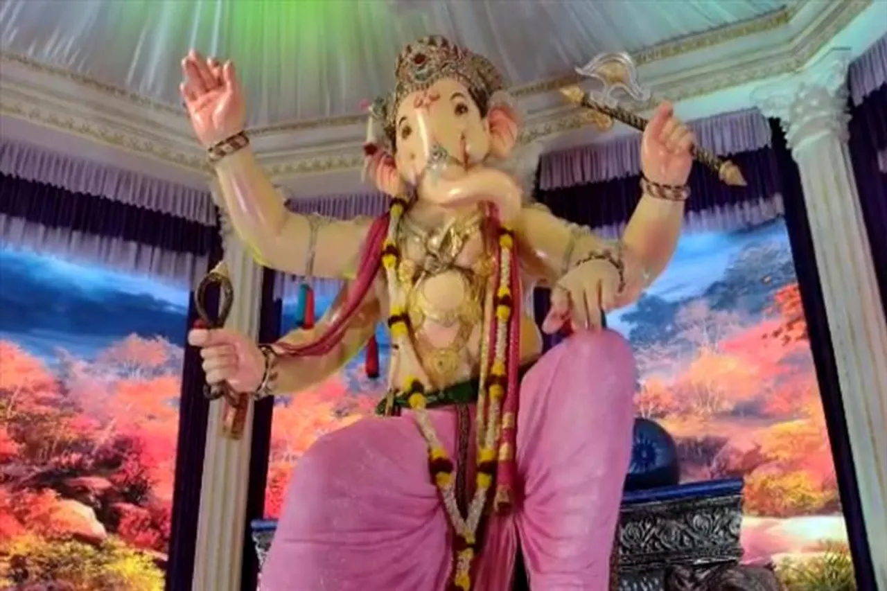 Crowd of devotees for Ganapati darshan