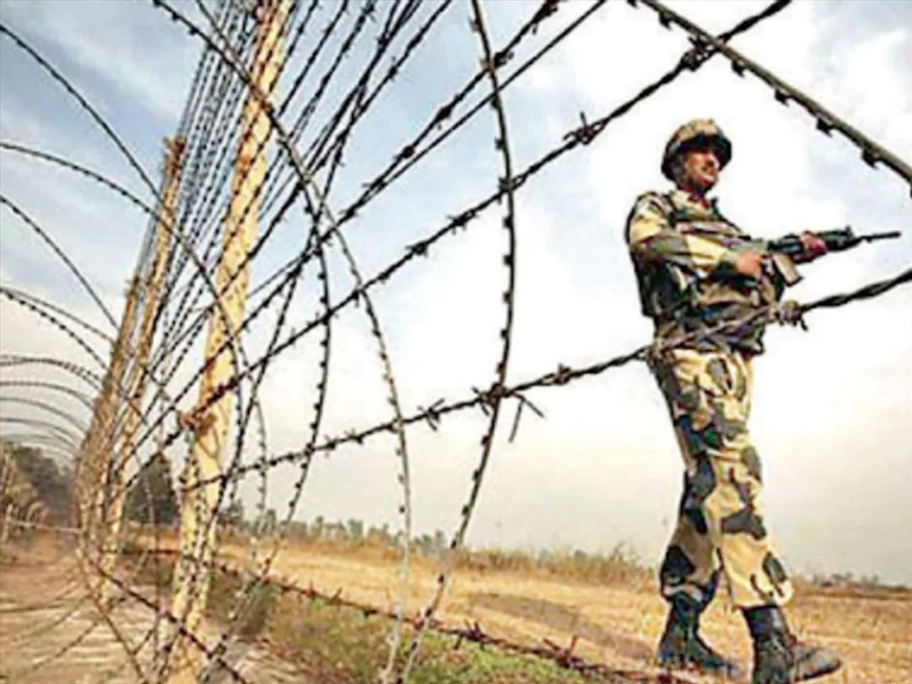 BSF APPREHENDED 01 INDIAN SMUGGLER RED-HANDED WITH SILVER ORNAMENTS WORTH Rs 3.43 LAKH.*