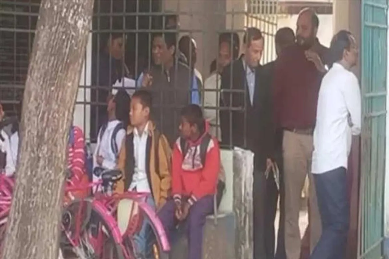 Central delegation at Amdanga Panchayat office