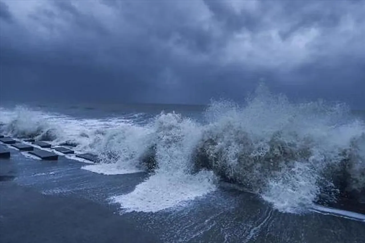 Low pressure over Bay of Bengal with possibility of cyclogenesis in few days