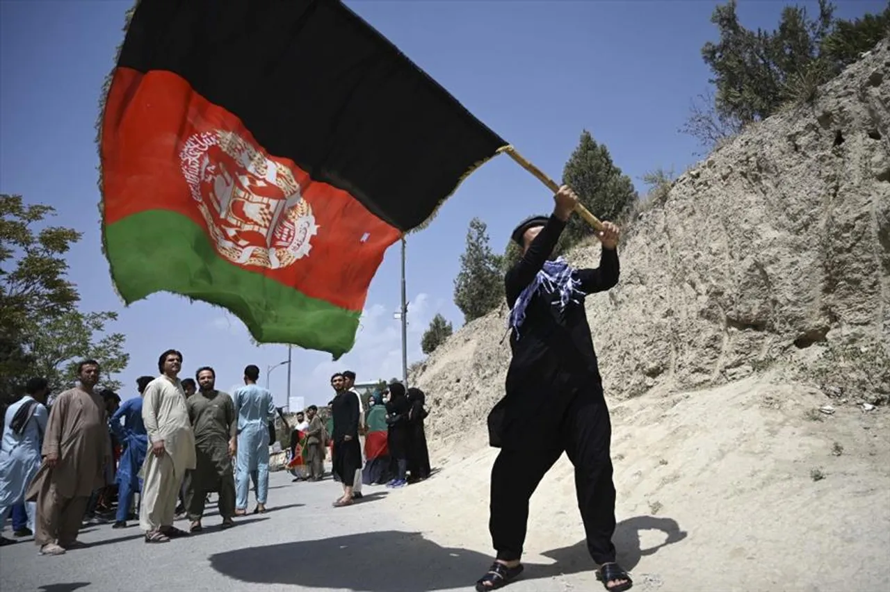 Taliban to change Afghan flag, residents defiant