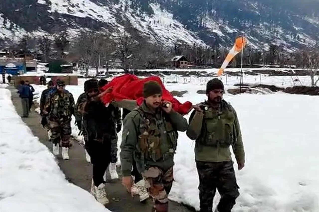 In an emergency, the pregnant woman was taken to the hospital by soldiers