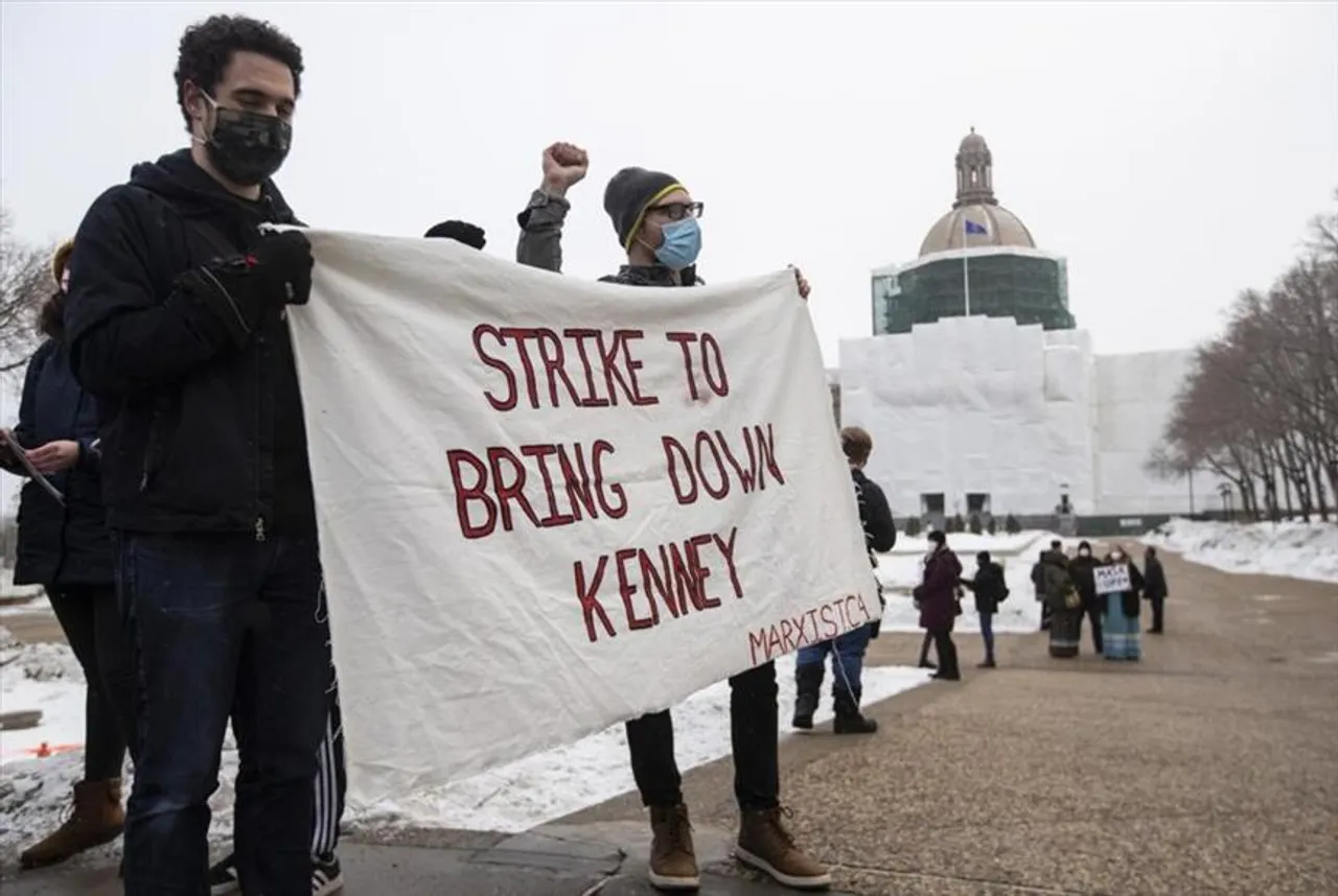CALGARY STUDENTS WALK OUT TO PROTEST REMOVAL OF MANDATORY 😷 MASKING.