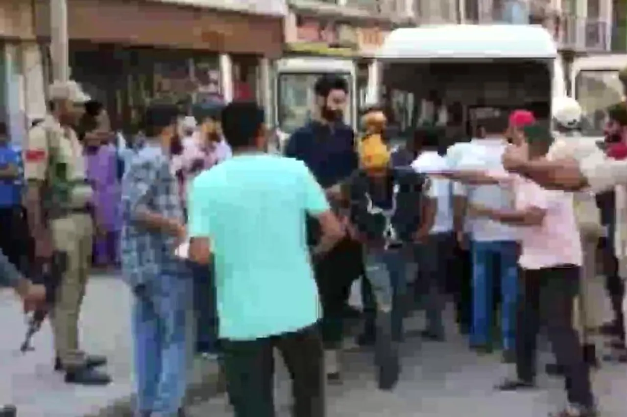 Mini-bus accident occurred in Kashmir, many people died