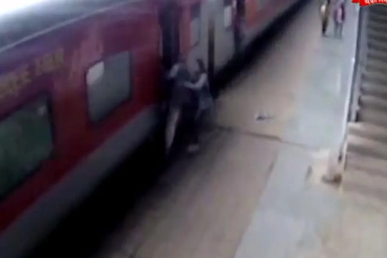 RPF constable Pragya saves life an elderly man