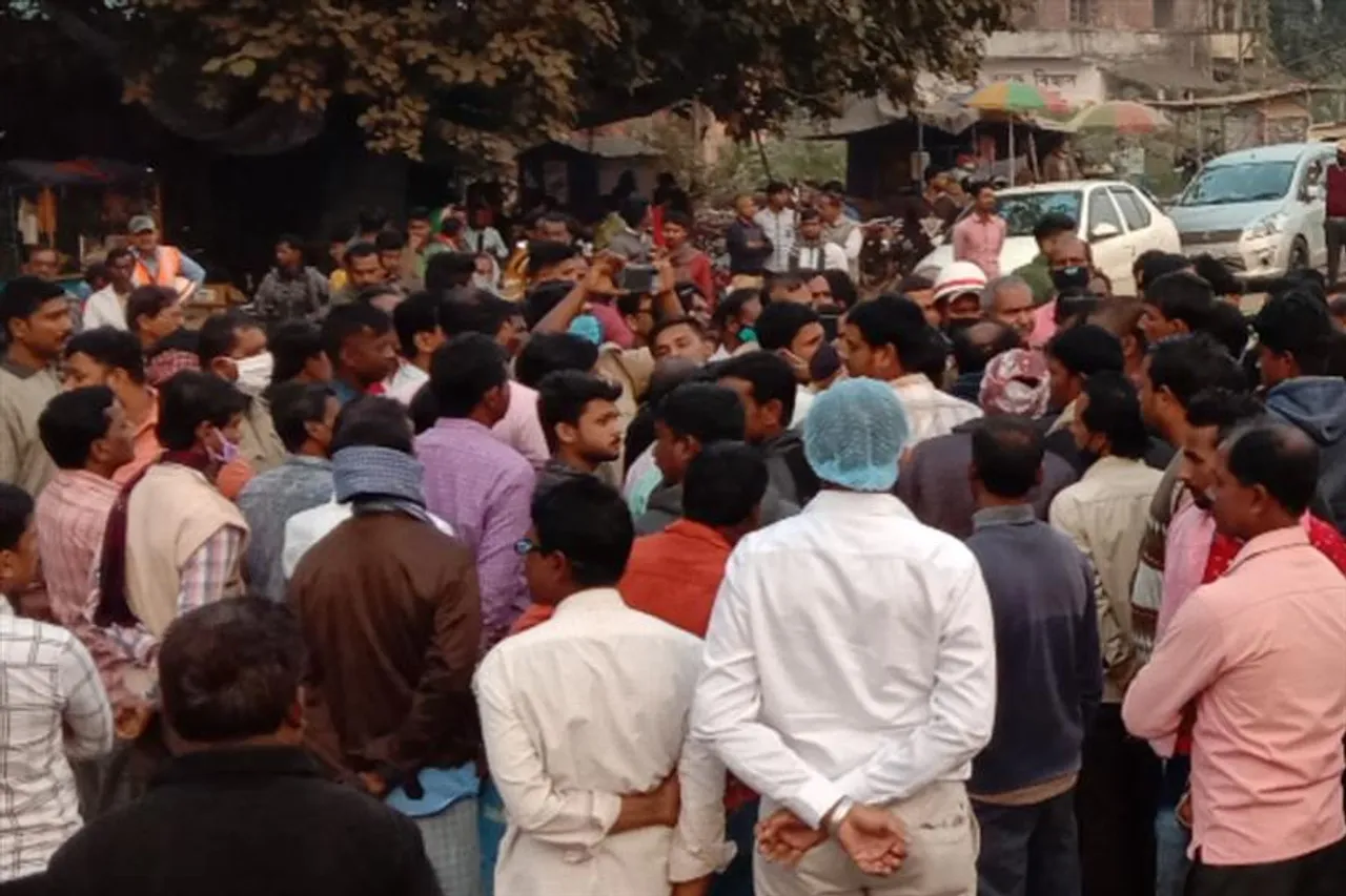 National highway blocked for locals protest, stuck central delegation