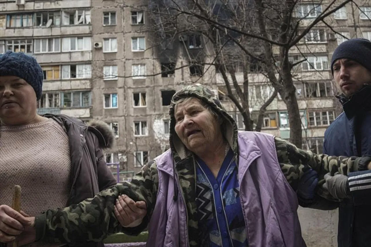 Now Russia Bombs at School Housing 400 Refugees