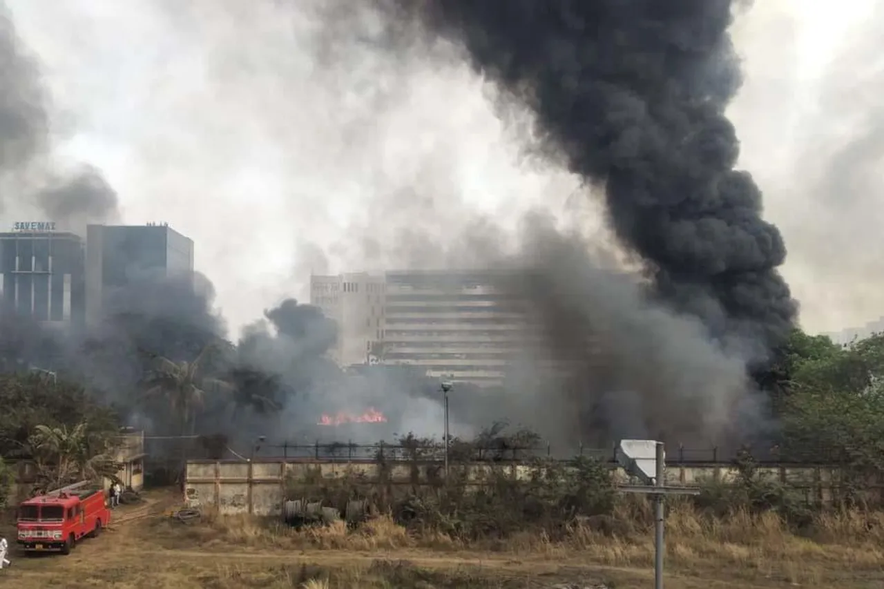 Massive Fire breaks out in Salt Lake Sector 5