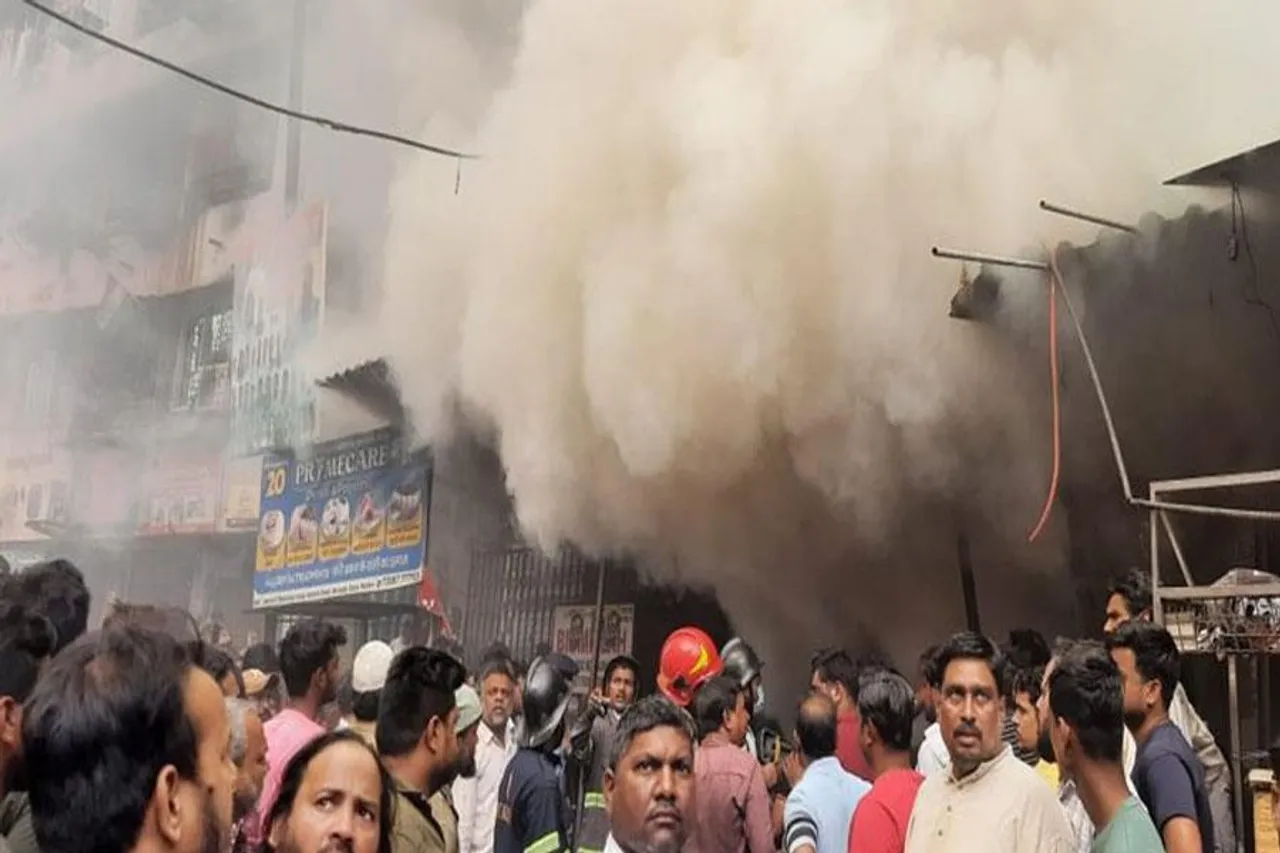 Massive fire breaks out in Maharashtra