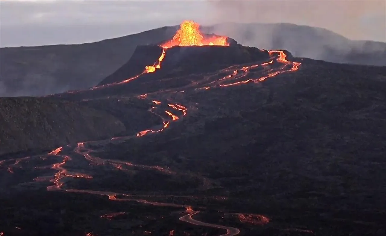 Fagradalsfjall volcano eruption continues with regular pulses of lava fountains