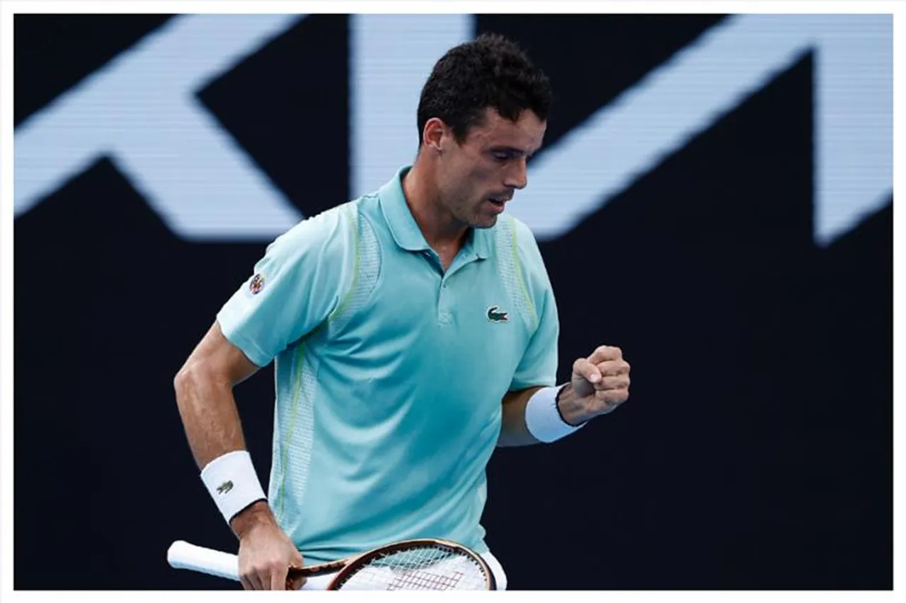 Bautista claims the final spot in the last 16 as he gets past Murray