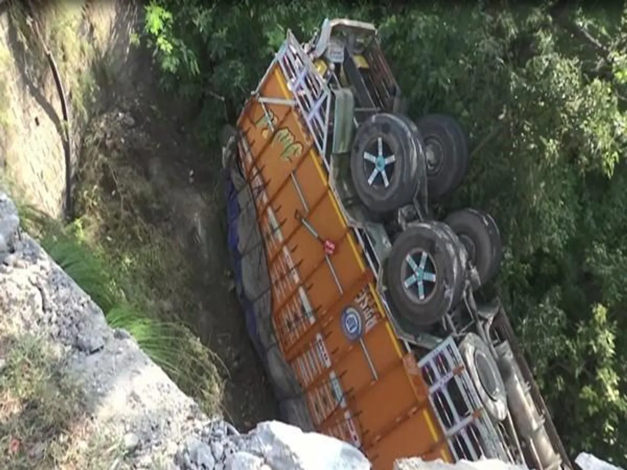 2 killed, 10 injured in two separate road accidents in Udhampur