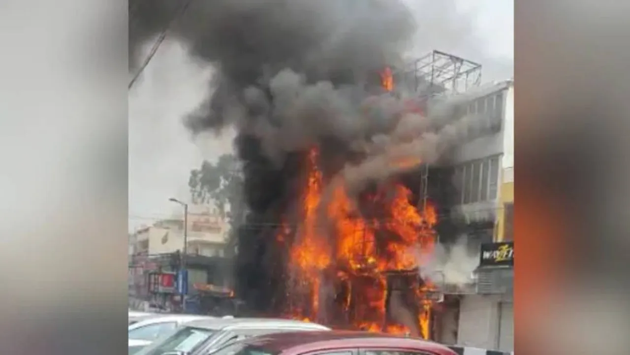 Fire breaks out at Lajpat nagar shop in Delhi