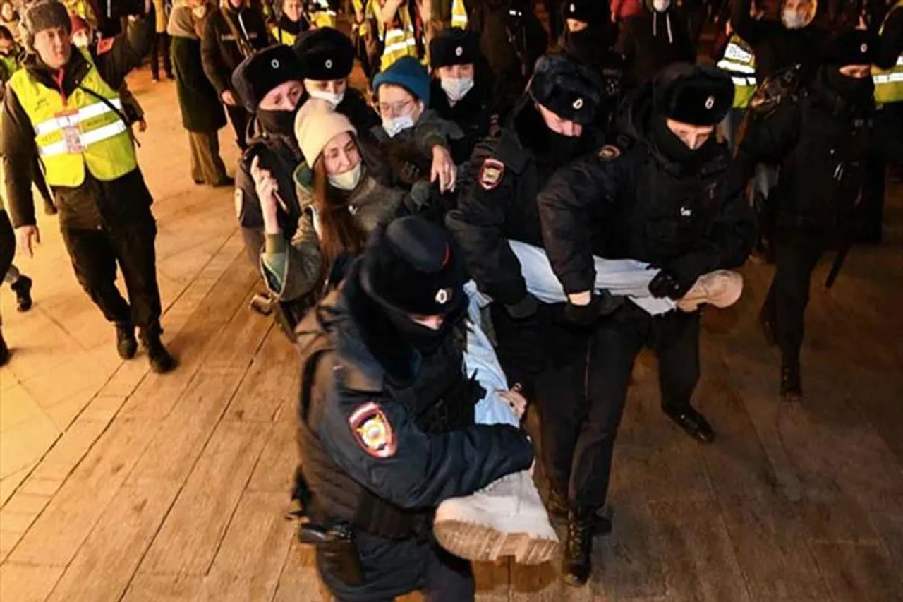 Thousands of Russians detained for anti war protest
