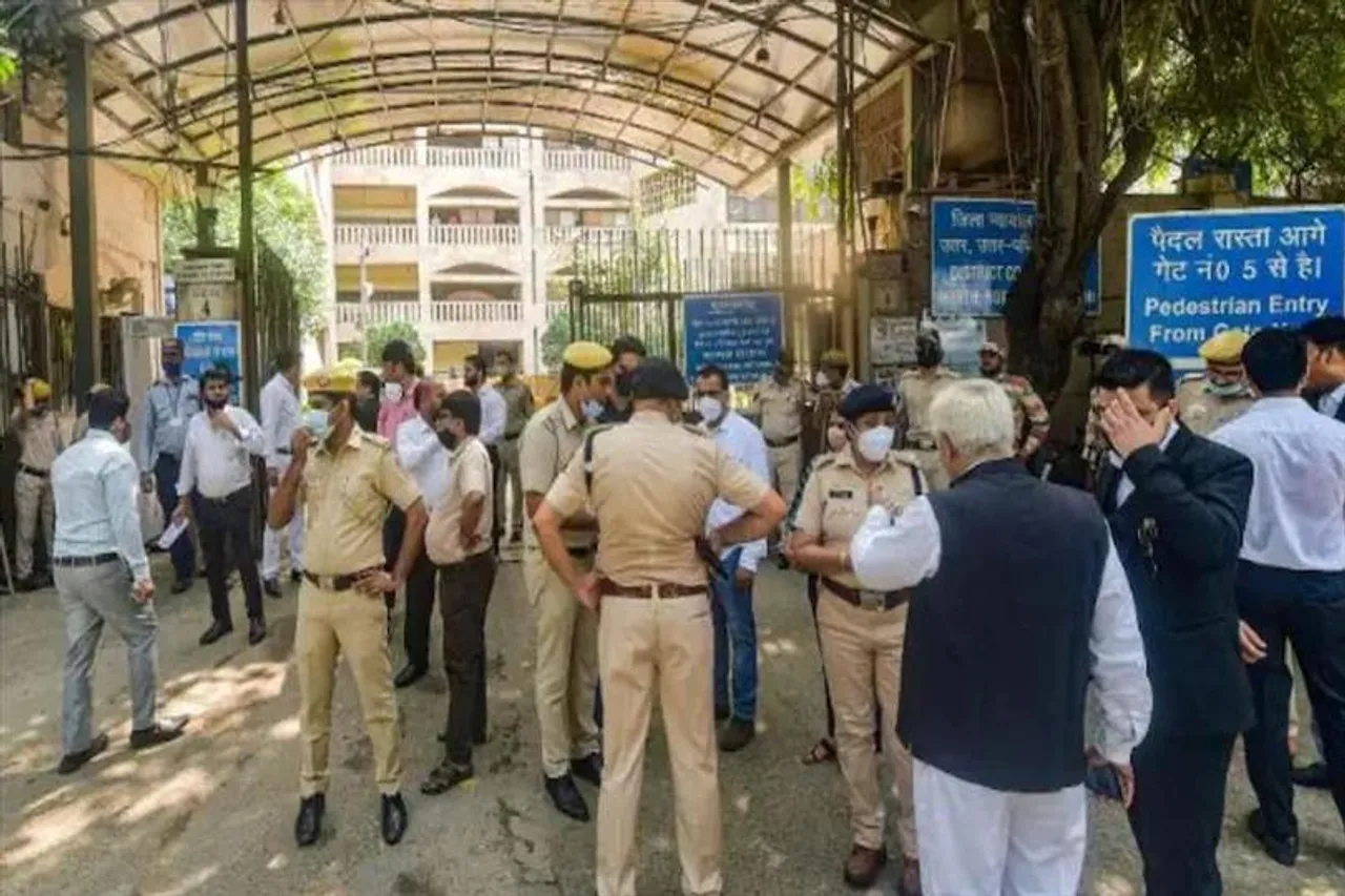 Firing at Delhi's rohini court, Many injured