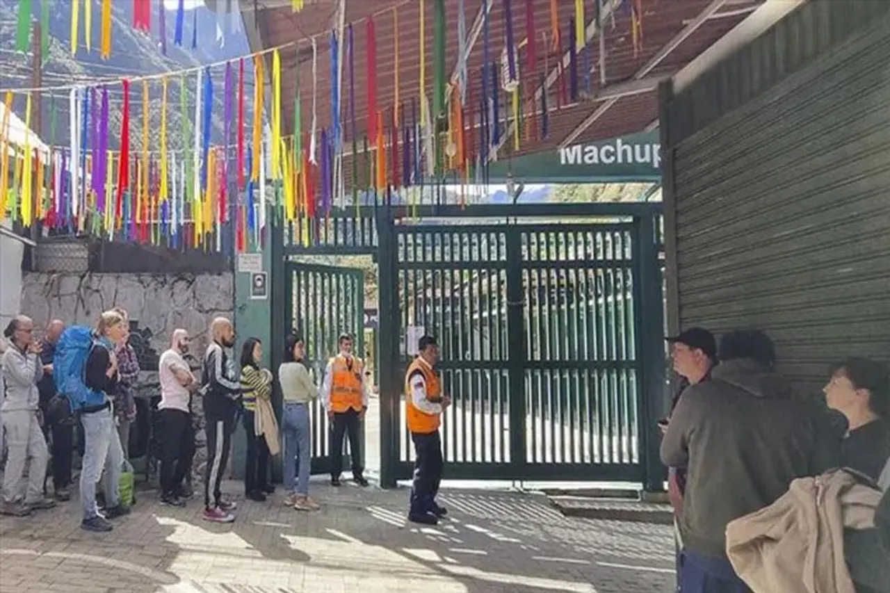 Hundreds of tourists stranded near Machu Picchu in Peru's deadly protests