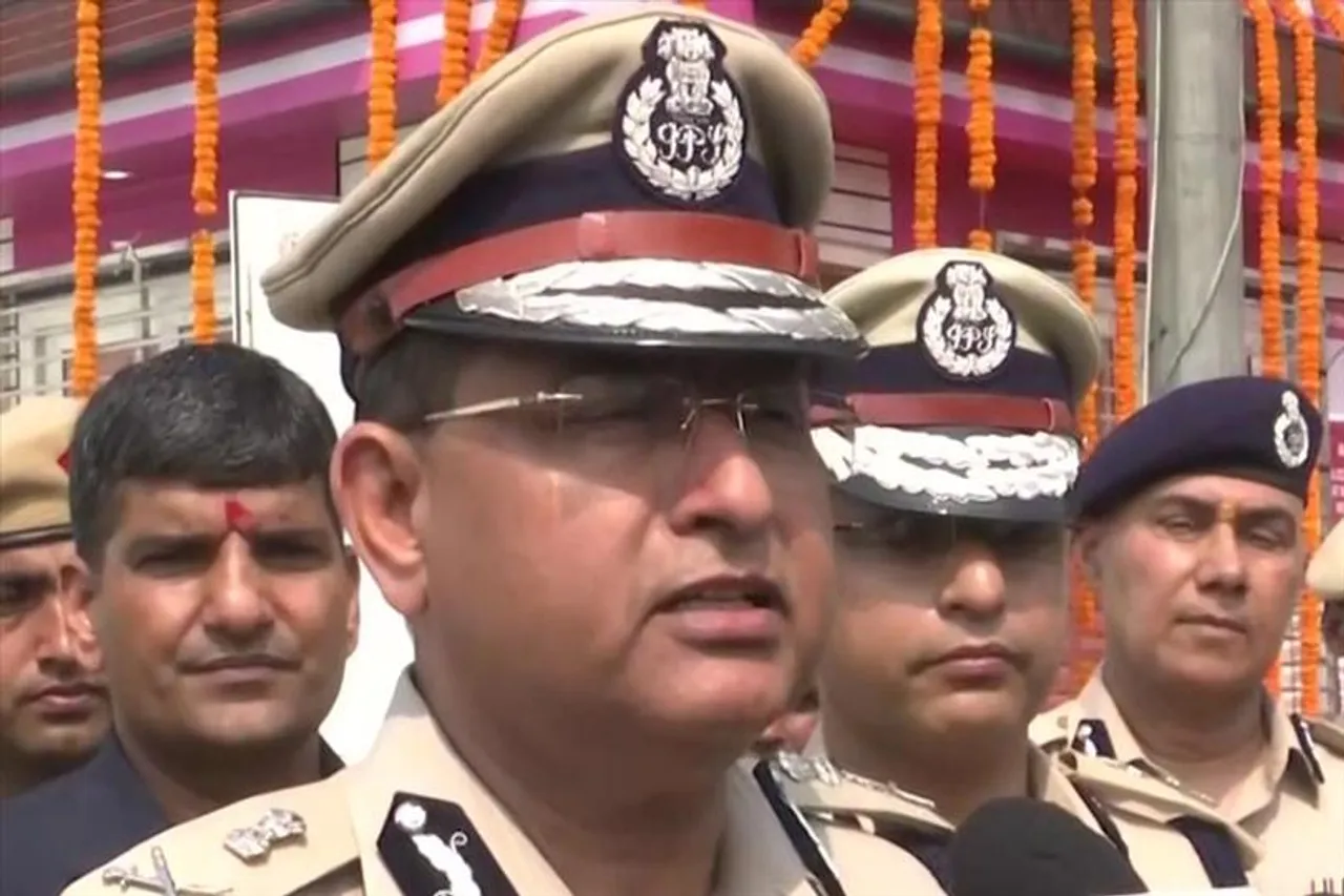 The Commissioner of Police distributed sweets and wished Happy Holi