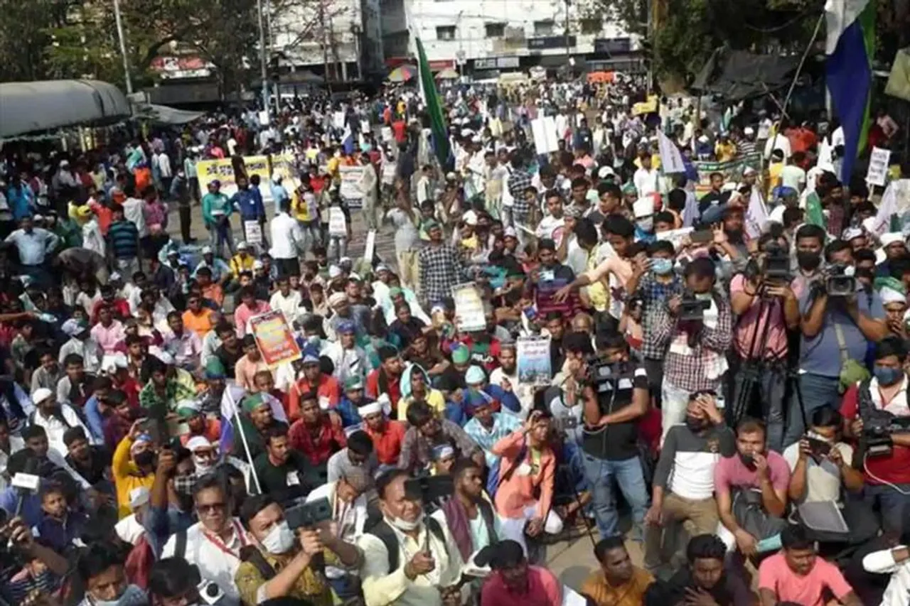 ISF supporters arguing with police in Sealdah