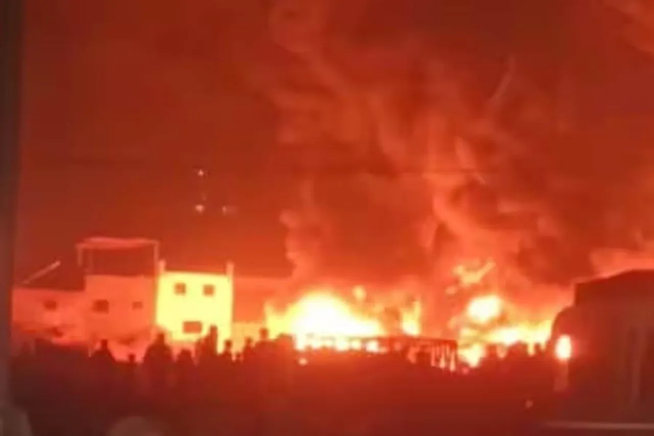 Horrible fire at car showroom in Surat, watch video