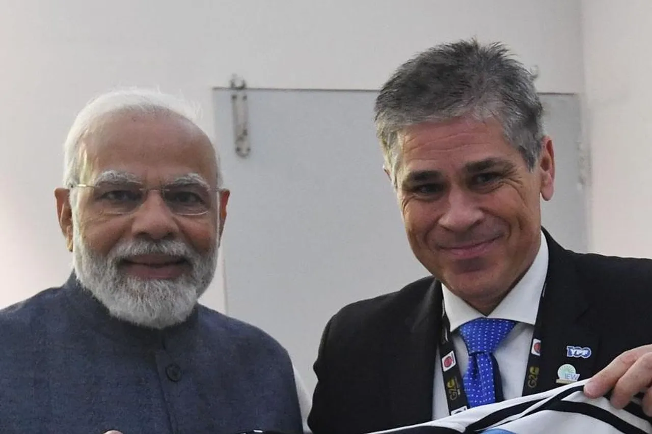 The Prime Minister received Lionel Messi's jersey as a gift