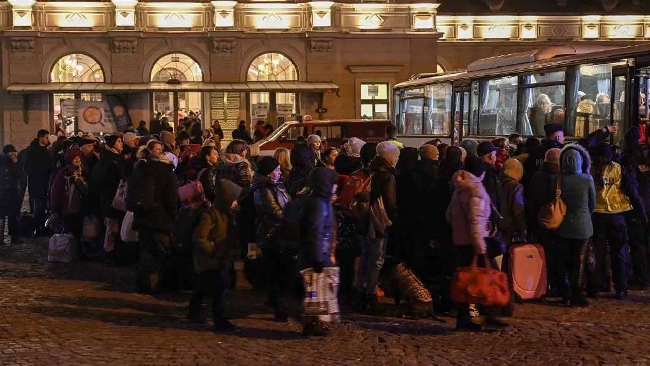 Poland's border railway closed due to technical problems, increasing rush of Ukrainian refugees