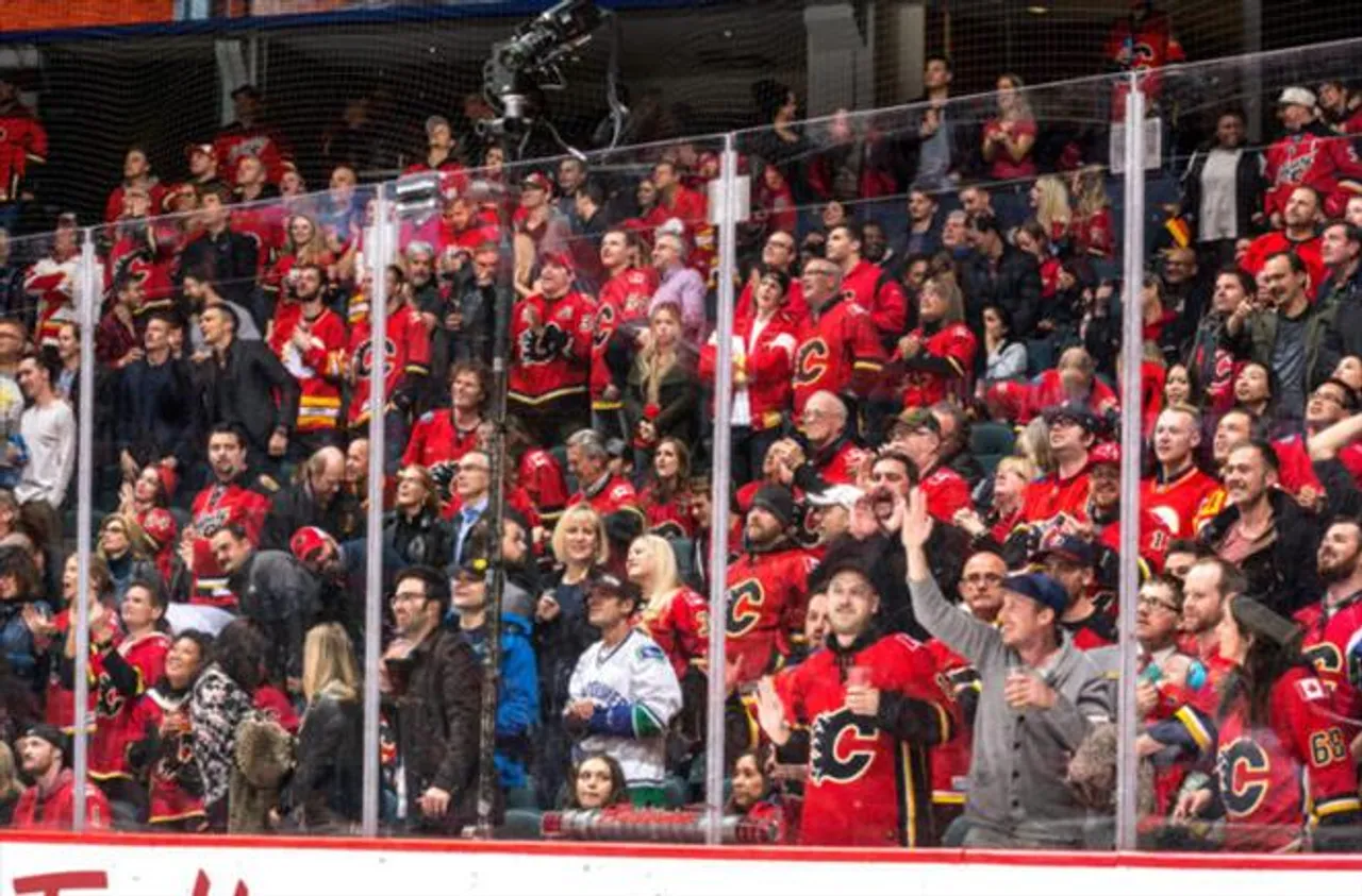 CALGARY.....MANY UNMASKED HOCKEY 🏒 FANS JAM INTO SADDLEDOME AS  RESTRICTIONS DROP